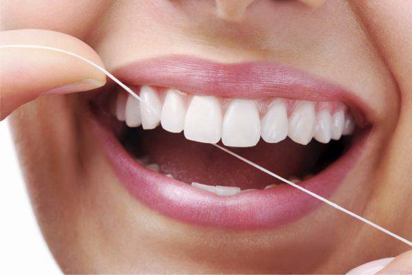 Qual o momento correto de usar o fio dental?